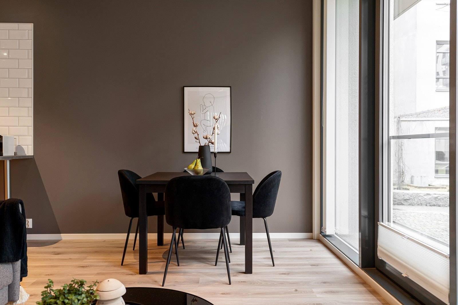 Ved kjøkkenet er det god plass til spisebord. Galleribilde