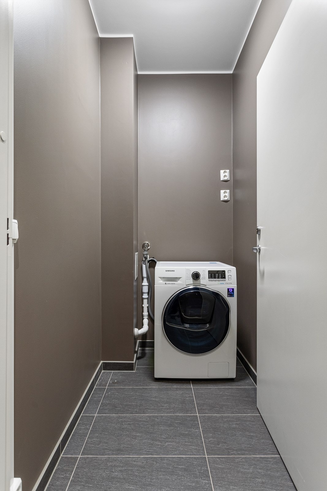 Leiligheten disponerer to boder ca. 2,2 kvm. og ca. 3,7 kvm. Begge bodene er rett utenfor leiligheten, og den ene har opplegg til vaskemaskin. Galleribilde