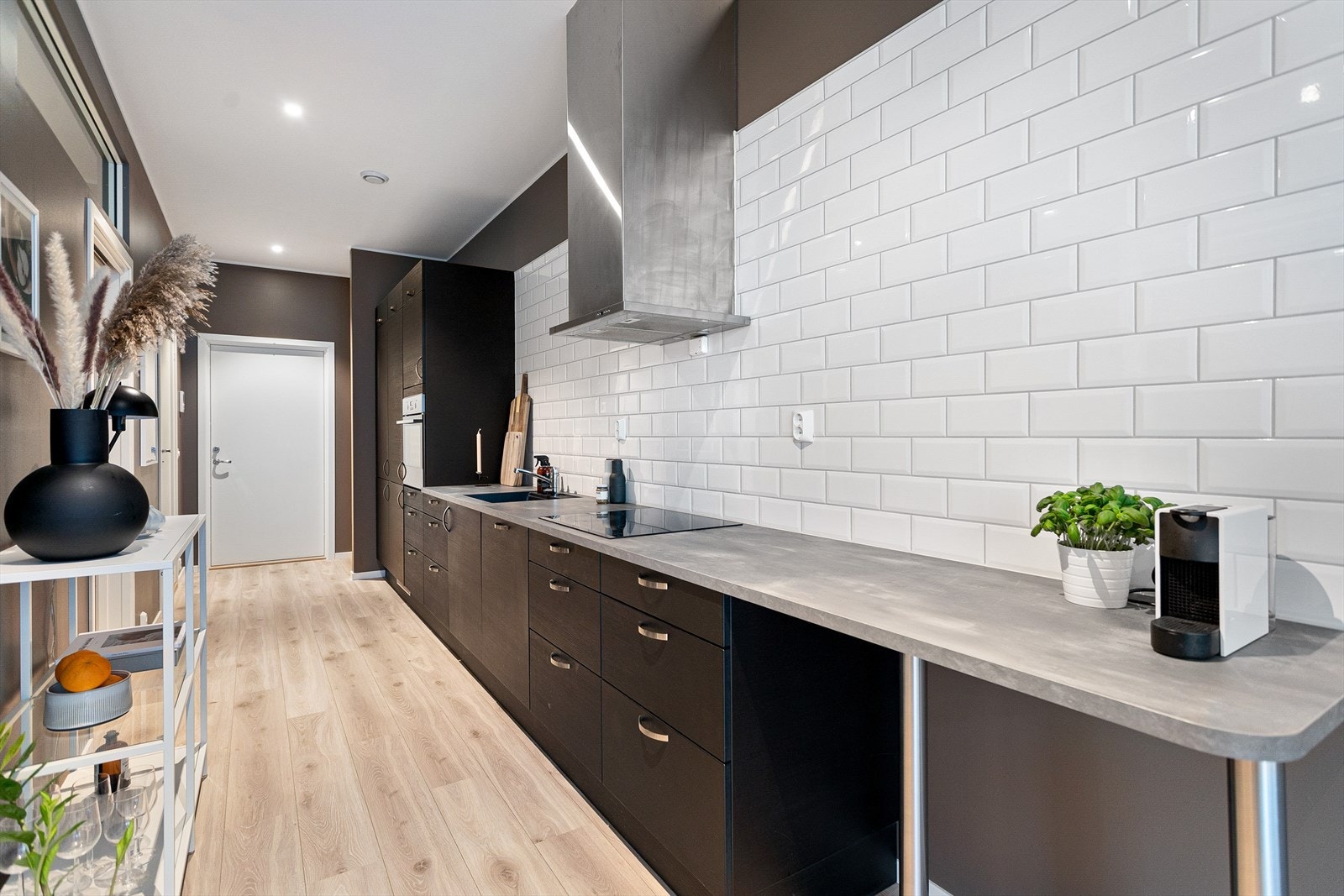 Abou kjøkkeninnredning fra 2019 med glatte fronter i mørk utførelse og benkeplate av laminat. Galleribilde