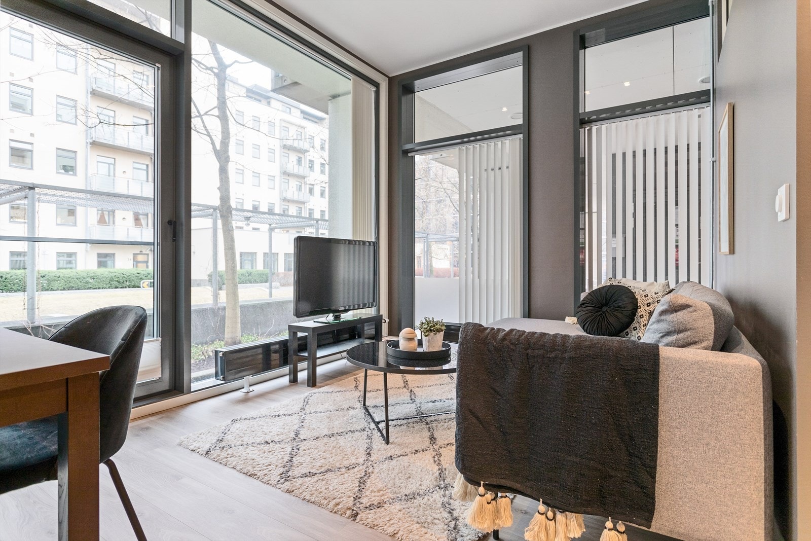 Panoramavinduer kombinert med god takhøyde gjør rommet lyst og luftig. Galleribilde