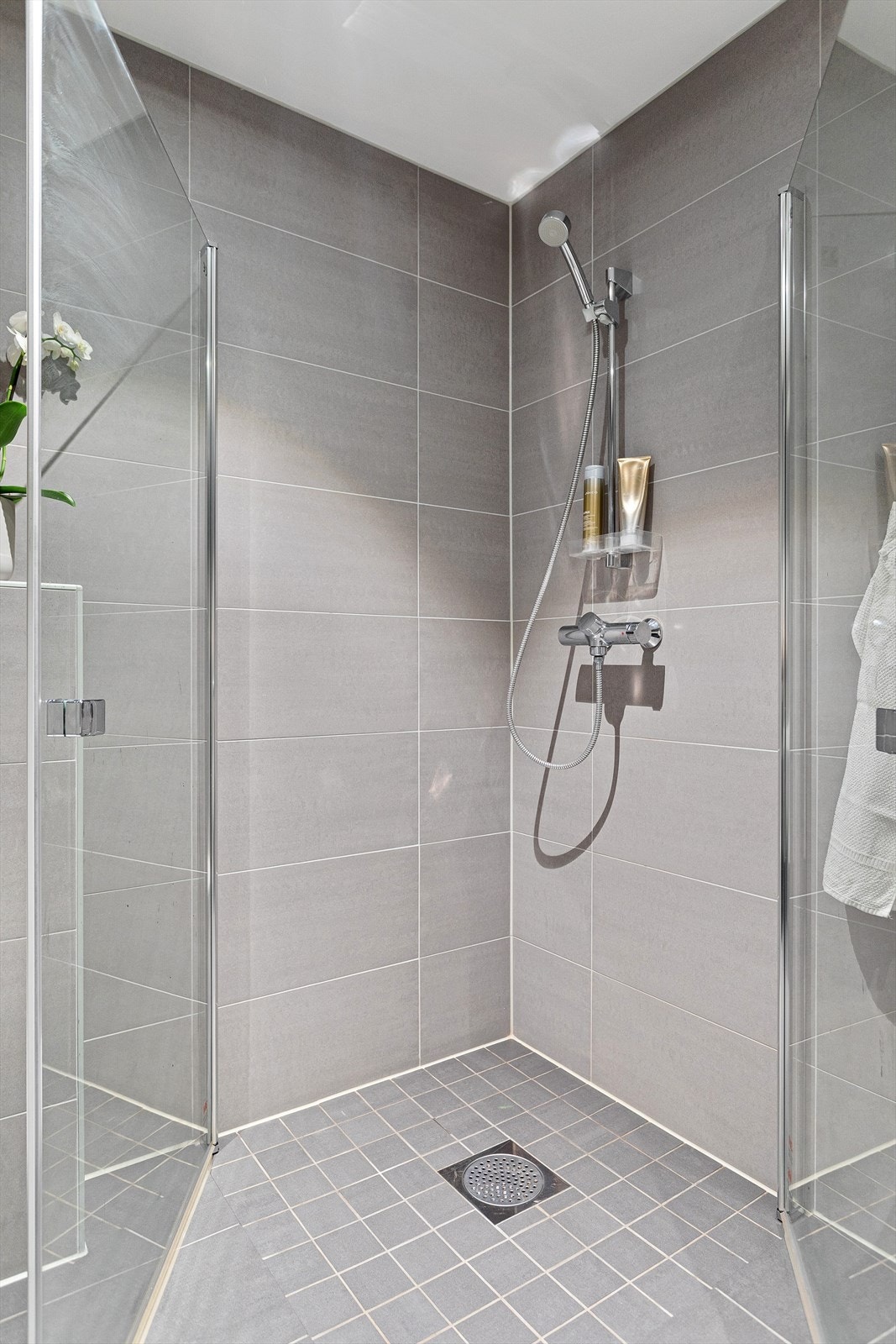 Videre er det dusjhjørne med glassdører og to-greps armatur. Galleribilde