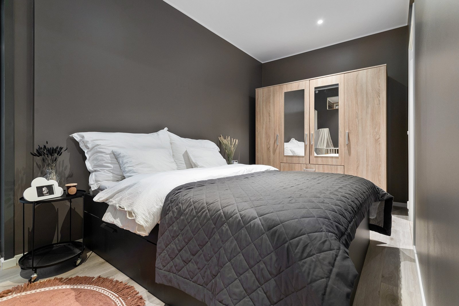 Praktisk soverom med garderobeskap, samt god plass til både dobbeltseng og tilhørende møbler. Galleribilde