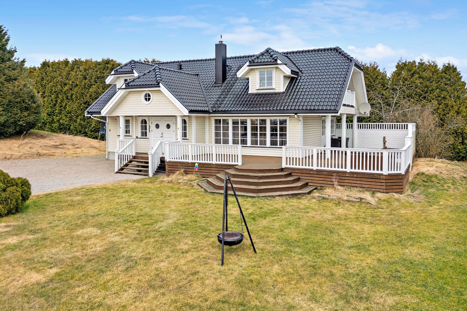 Strupeveien 7 er en attraktiv eiendom med pent opparbeidet og solrik tomt. Det er bygget en dobbelgarasje med loft. Galleribilde