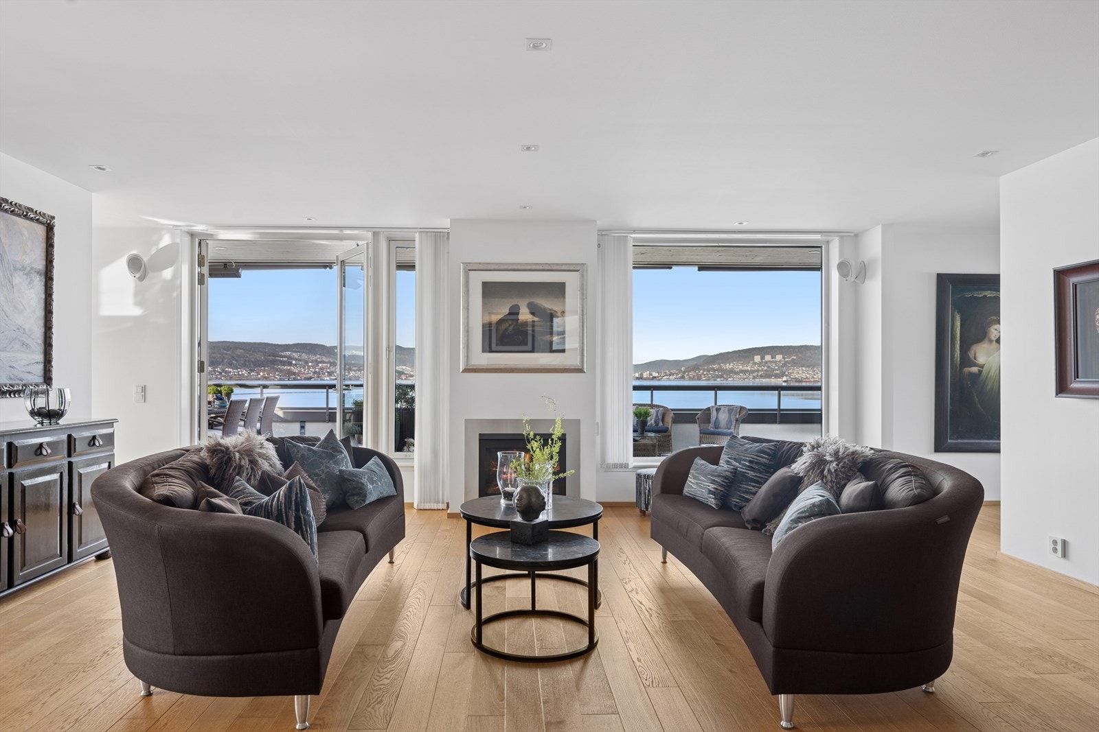 Den romslige stuen har store vinduer fra gulv til tak, som gir spektakulær utsikt over fjorden og et fantastisk lysinnslipp. Galleribilde