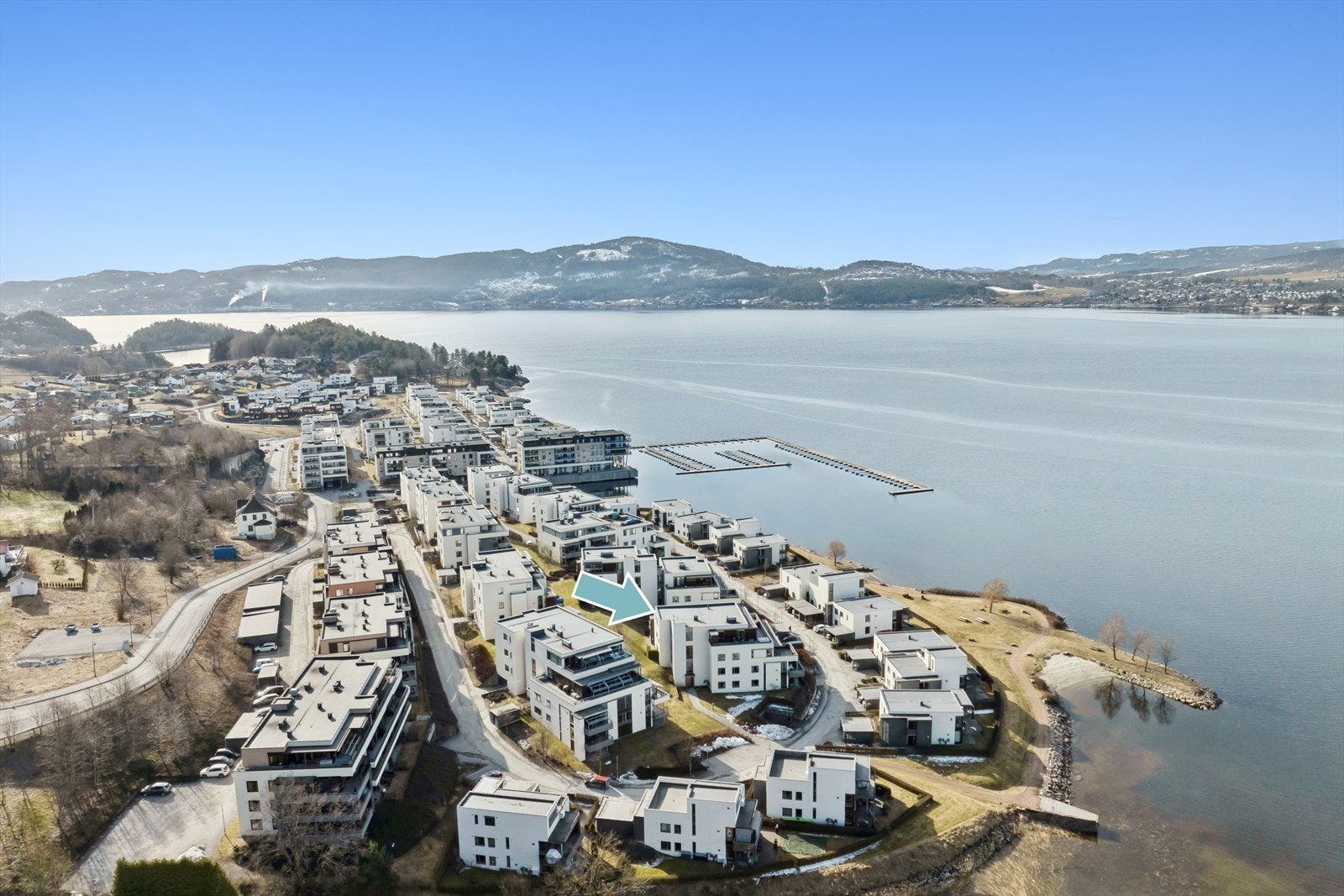 Leiligheten ligger kun et steinkast unna vannkanten, med både strandliv og båtliv rett utenfor døren Galleribilde