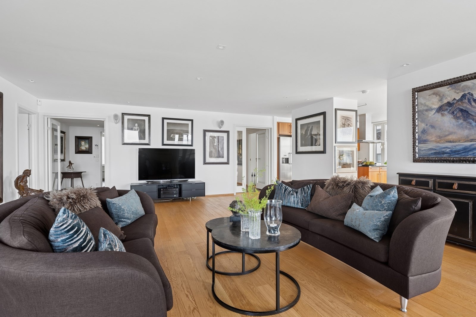 Leiligheten har en velutnyttet og gjennomgående planløsning med slette malte overflater, stilrene materialvalg og enstavs parkettgulv. Galleribilde