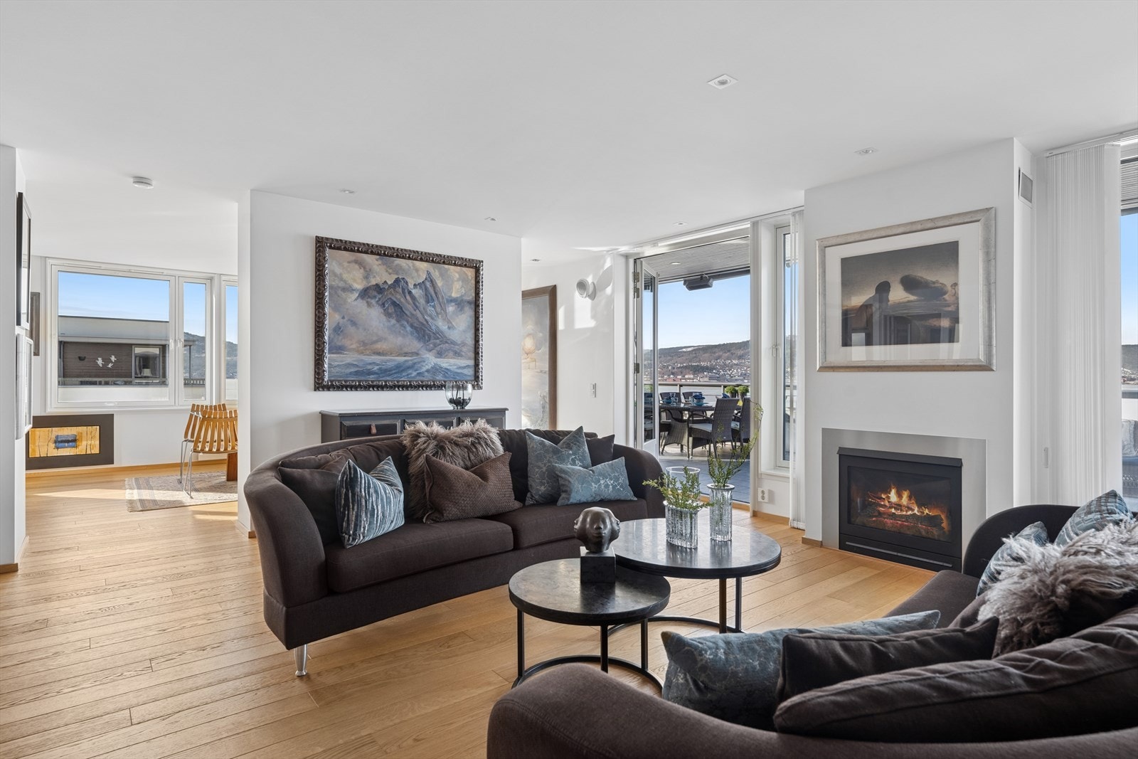 Store vindusflate, åpne løsninger, gasspeis og utgang til takterrasse er nøkkelpunkter i stuen. Galleribilde