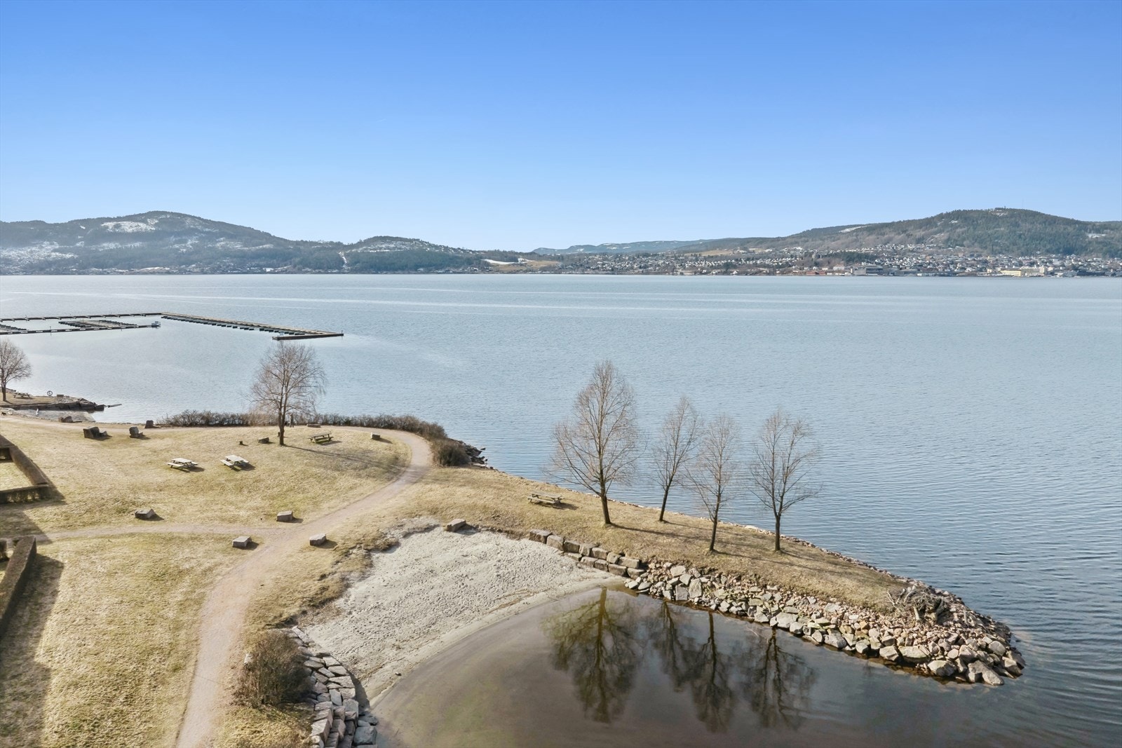 Området rundt leiligheten er pent opparbeidet, her fra strandpromenade og badestrand. Galleribilde