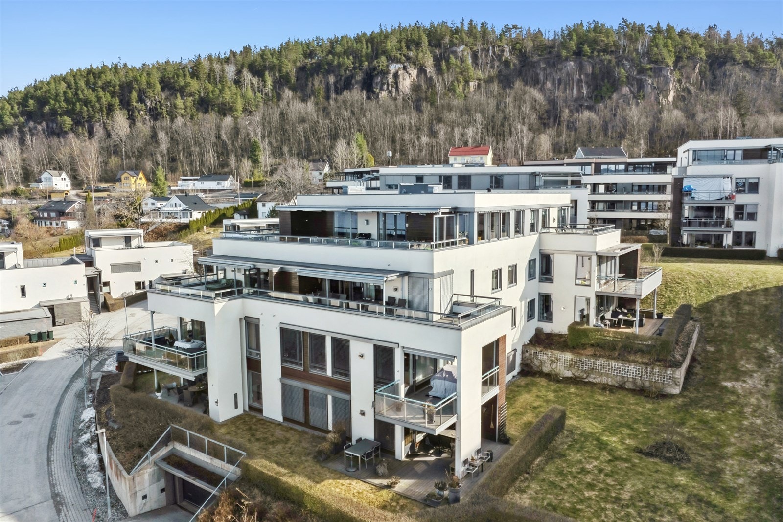 Her får du heisadkomst, 2 garasjeplasser og en spektakulær takterrasse med jacuzzi - perfekt for solrike dager og avslappende kvelder. Galleribilde