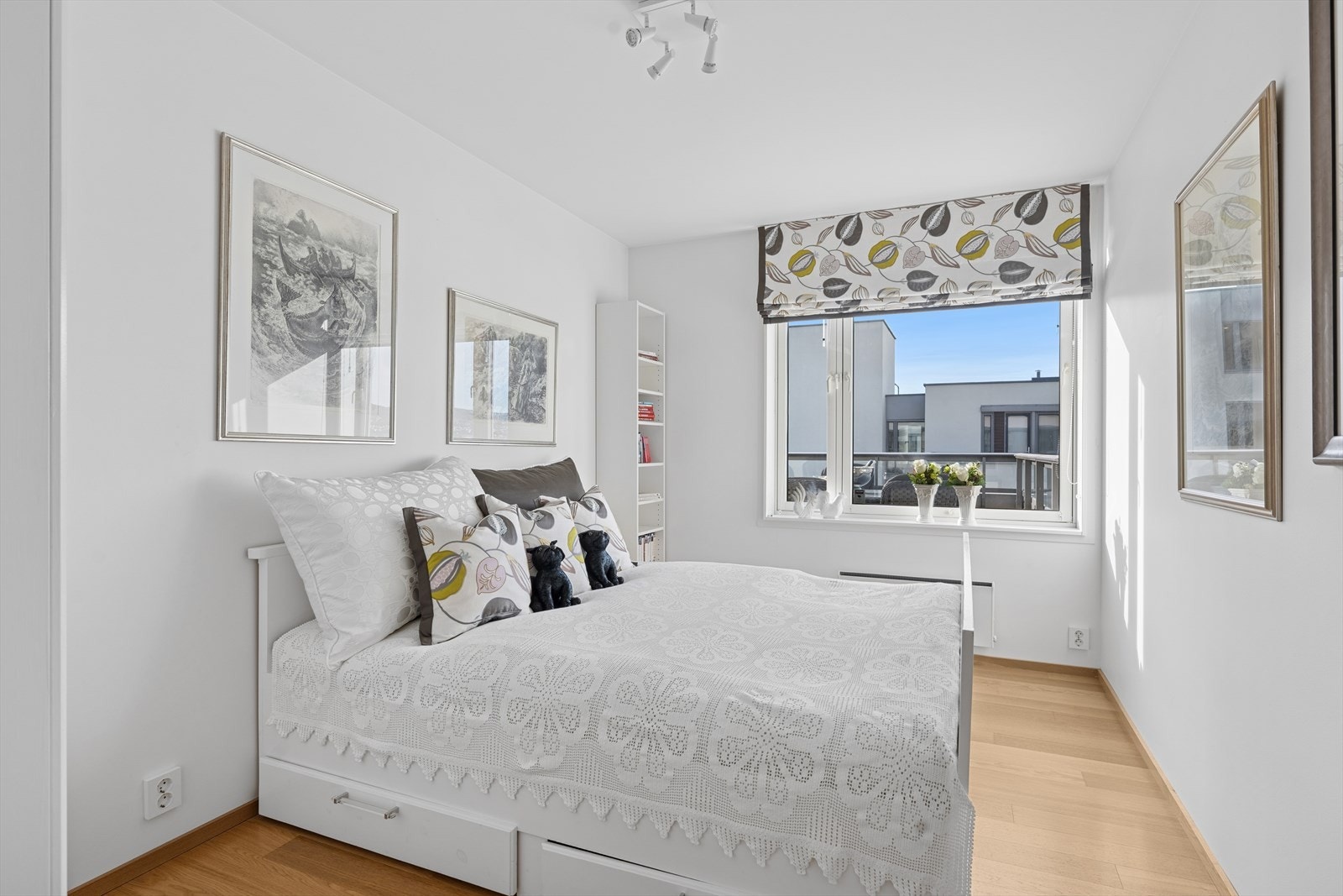 De ekstra soverommene brukes gjerne som barnerom, gjesterom eller hjemmekontor. Her soverom 2. Galleribilde