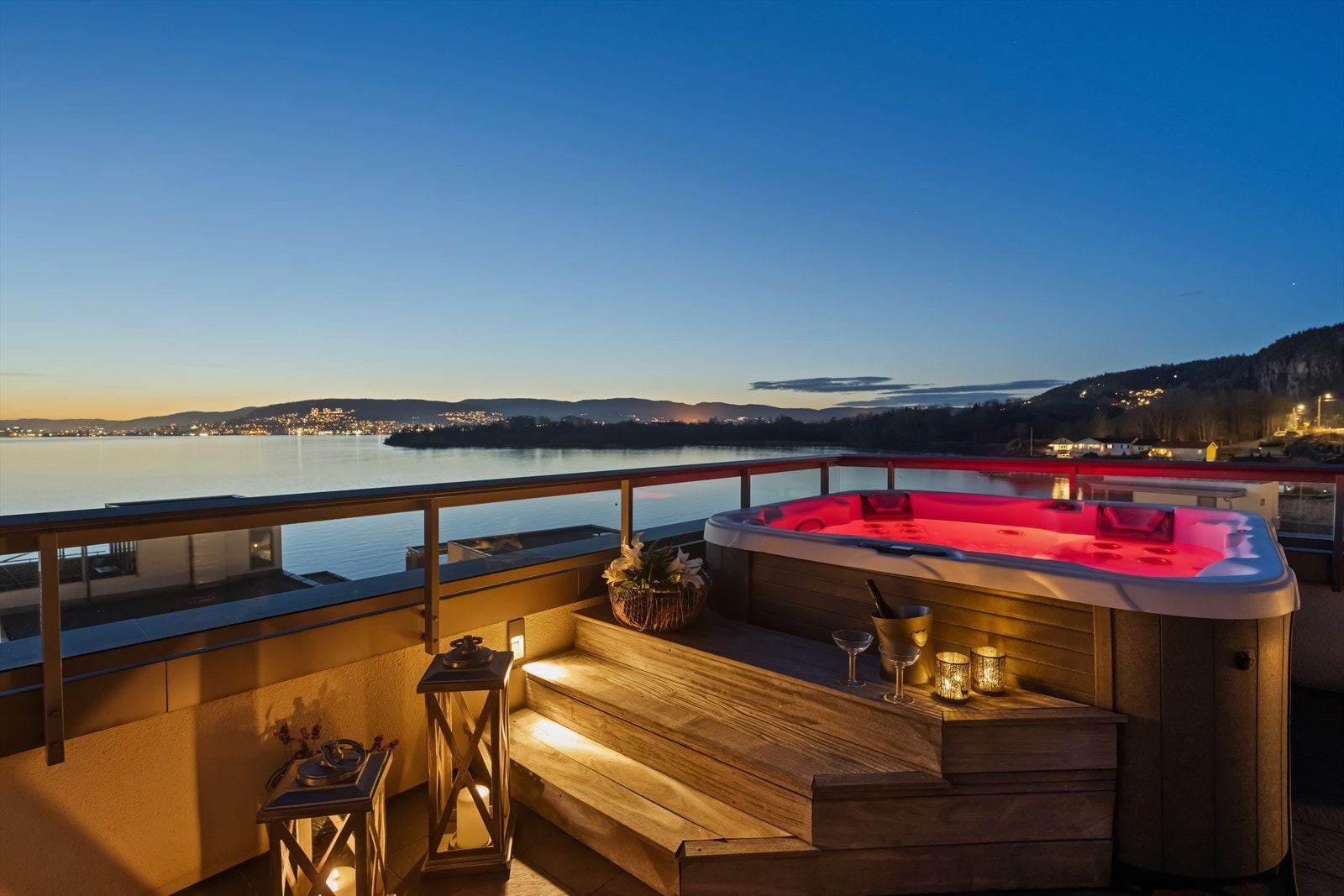 Jacuzzi føler med salget av leiligheten. Galleribilde