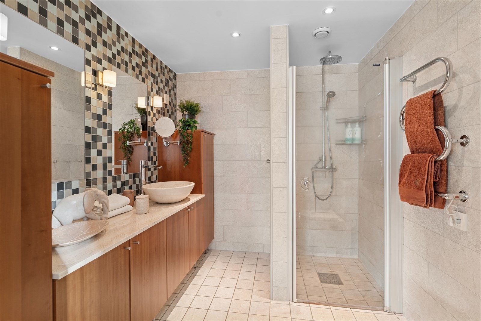 Hovedbadet ligger i tilknytning til hovedsoverommet og har dusjnisje, toalett, servantinnredning og speil. Galleribilde