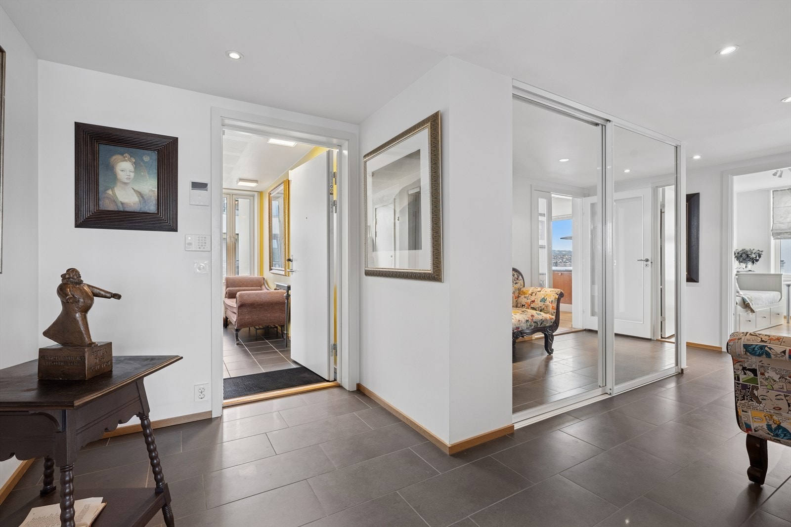 I entreen er det god plass til å henge fra seg i skyvedørsgarderobe med speilfronter. Galleribilde