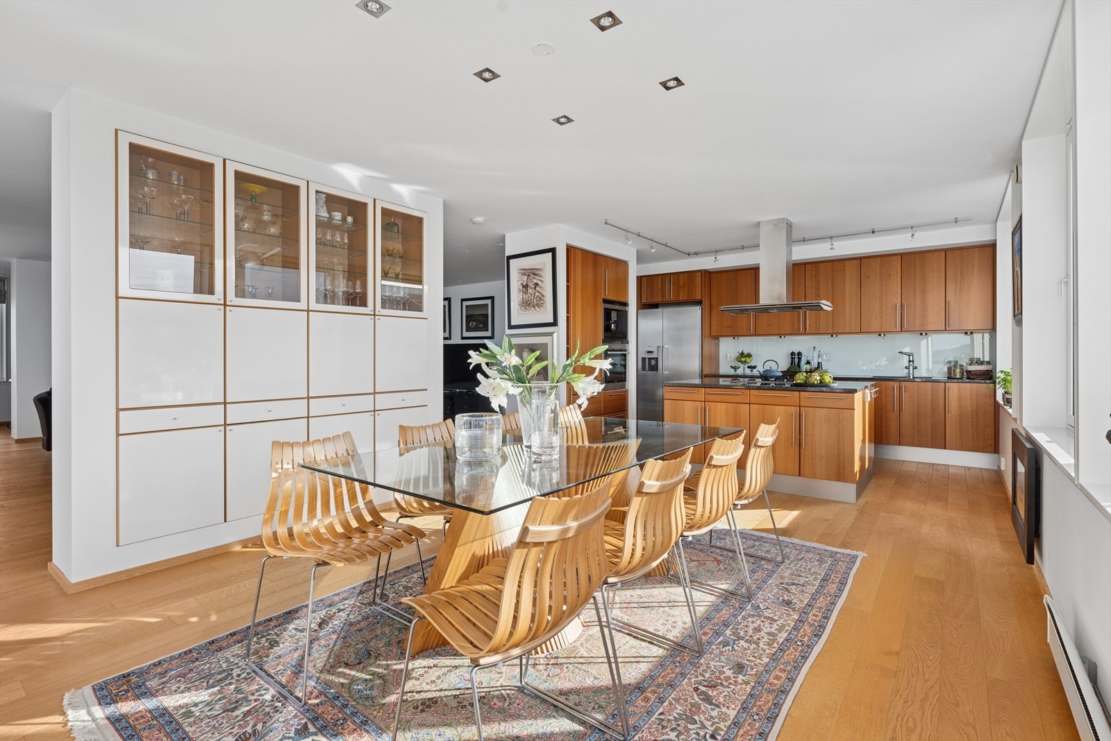 Kjøkkenet fra HTH ligger i åpen løsning mot spisestuen og har en praktisk kjøkkenøy. Galleribilde