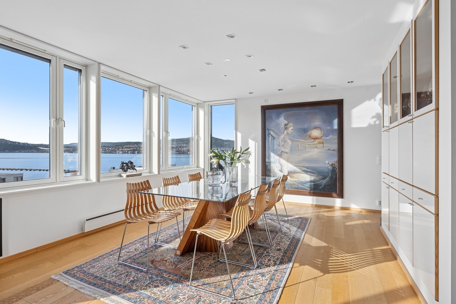 Romslig spisestue hvor utsikten imponerer! Galleribilde