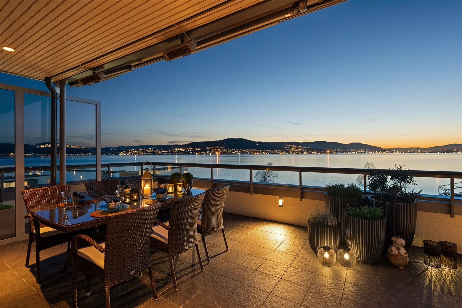 Med rikelig plass til utemøbler, grill og loungemøbler, skaper denne takterrassen en eksklusiv ramme for både hverdagsluksus og festlige anledninger. Galleribilde