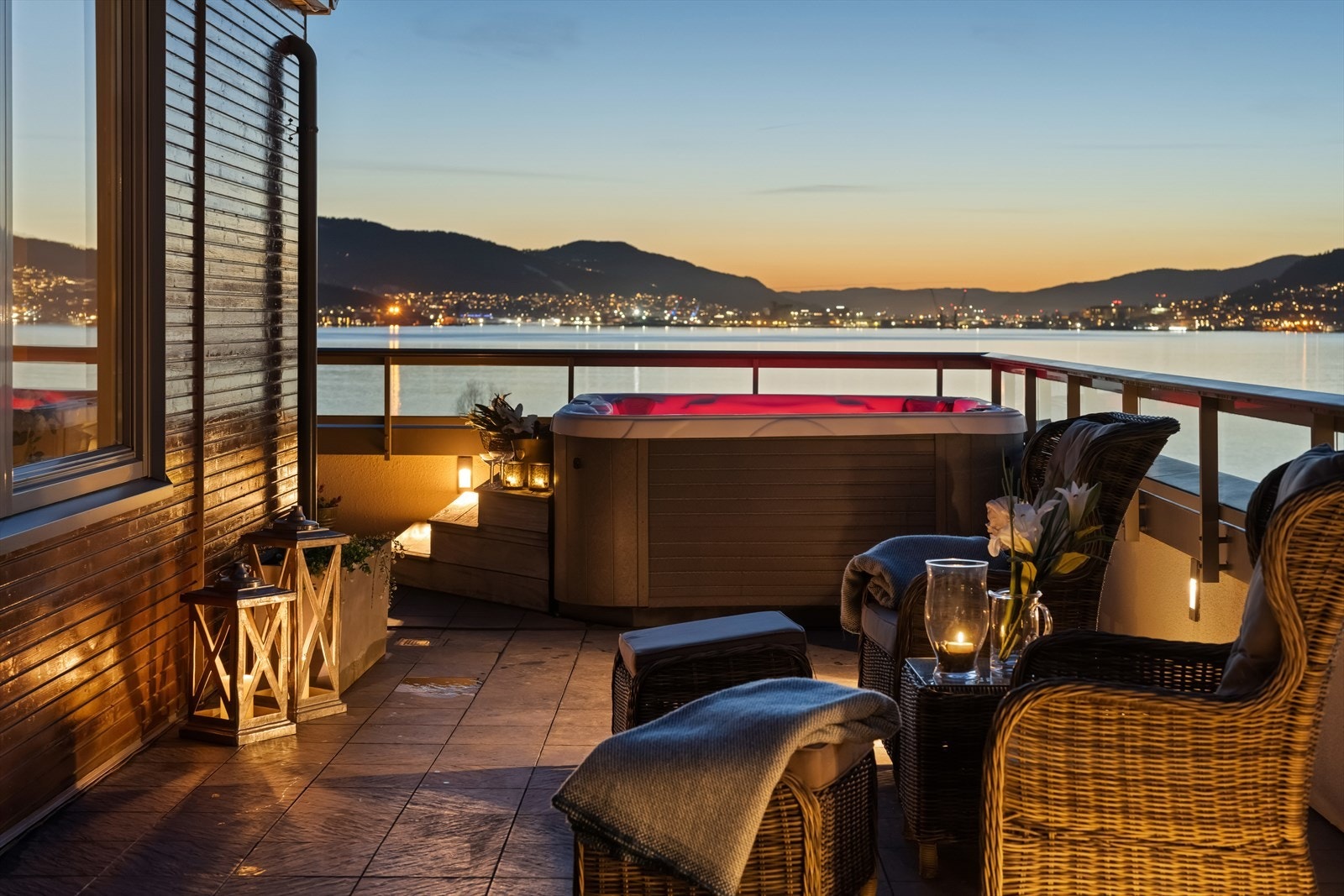 Kvelden inviterer til total velvære i egen jacuzzi, hvor du kan slappe av under stjernene og nyte en magisk utsikt over fjorden. Galleribilde