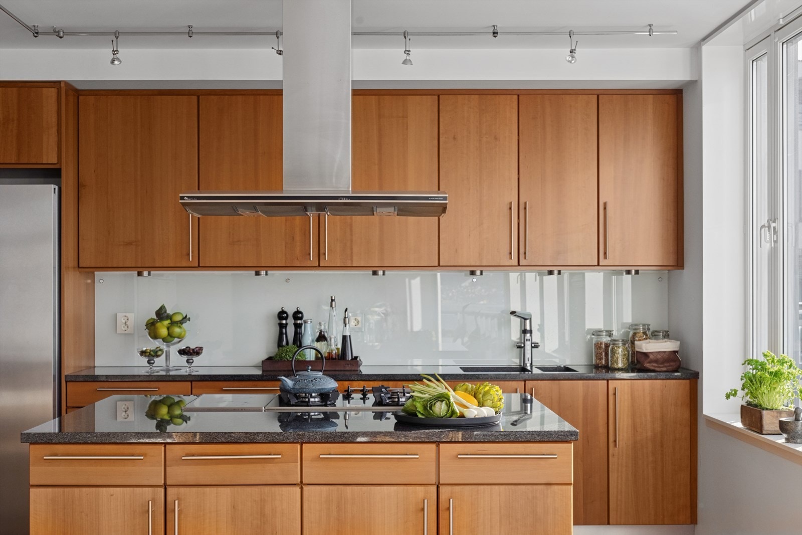 Integrerte hvitevarer inkluderer platetopp med gassbluss, stekeovn, oppvaskmaskin og kaffemaskin. Galleribilde