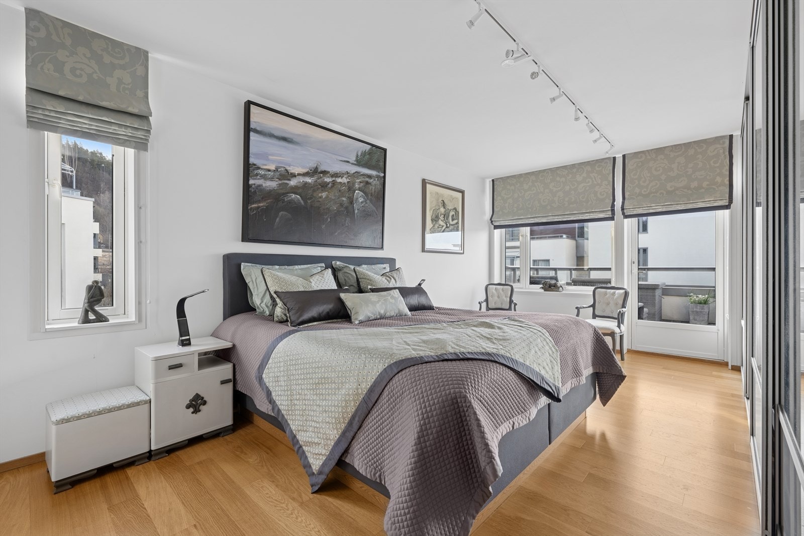 Leiligheten har fire romslige soverom, alle med gode lysforhold og plass til garderobe. Galleribilde