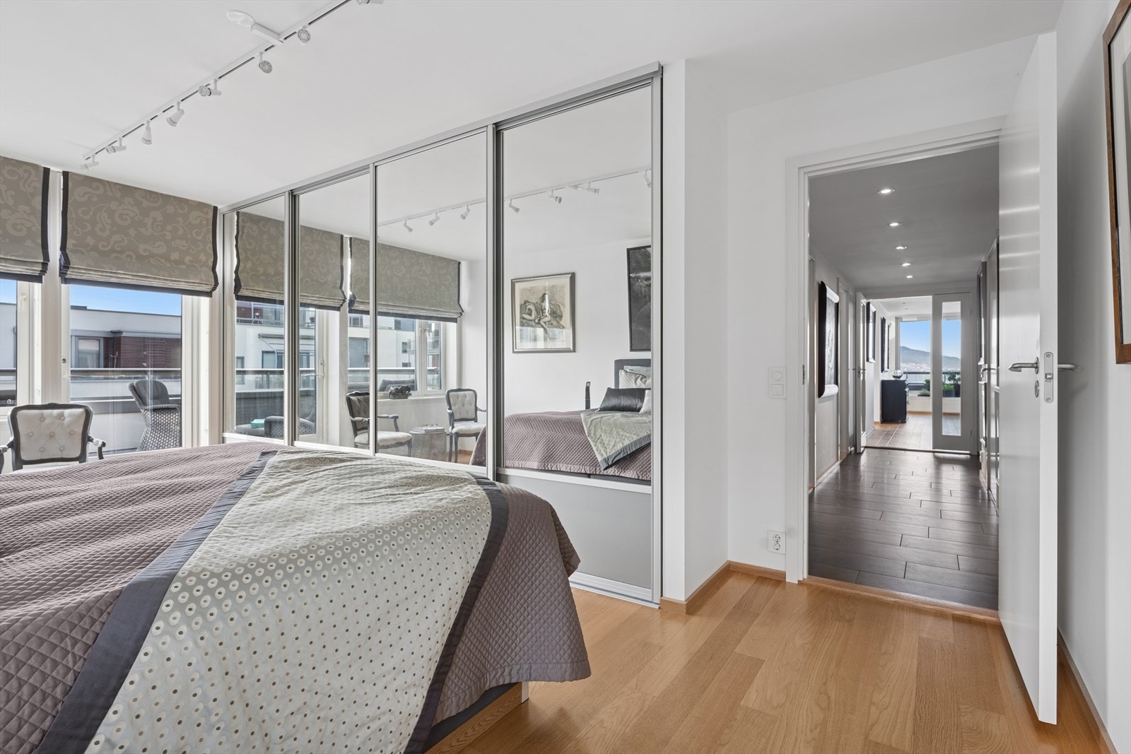 Hovedsoverommet har en rolig beliggenhet, god plass til dobbeltseng og nattbord, og direkte utgang til balkongen på 23 m². Galleribilde