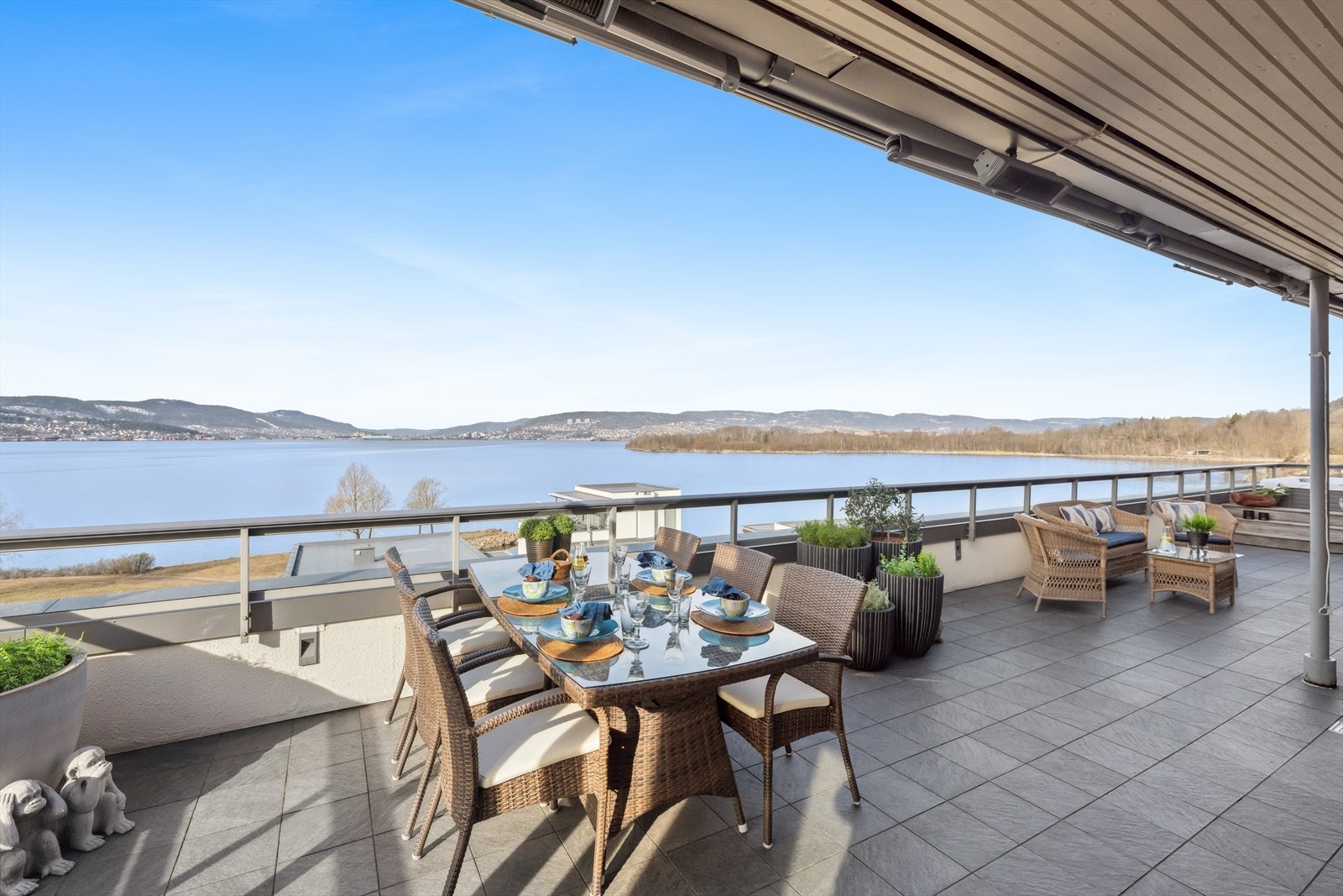 På dagtid kan du nyte solrike dager med panoramautsikt over Drammensfjorden Galleribilde