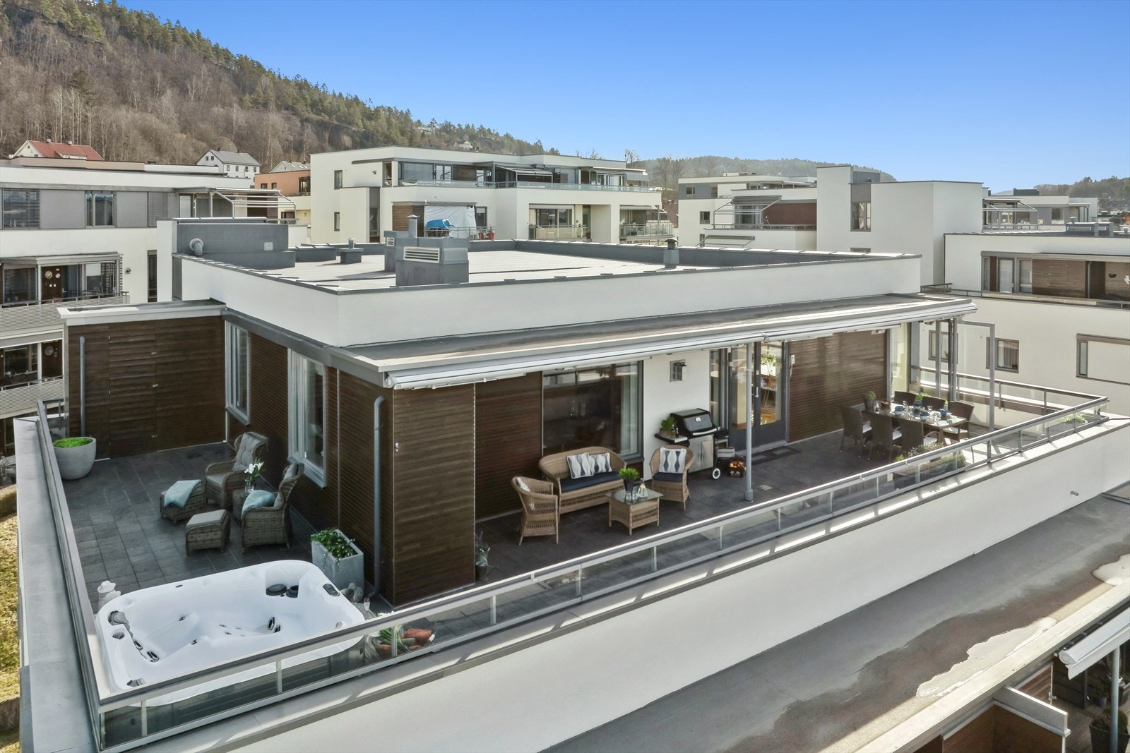 Den imponerende takterrassen på 85 m² har adkomst fra stuen og er en perfekt arena for både avslapning og sosiale sammenkomster. Galleribilde