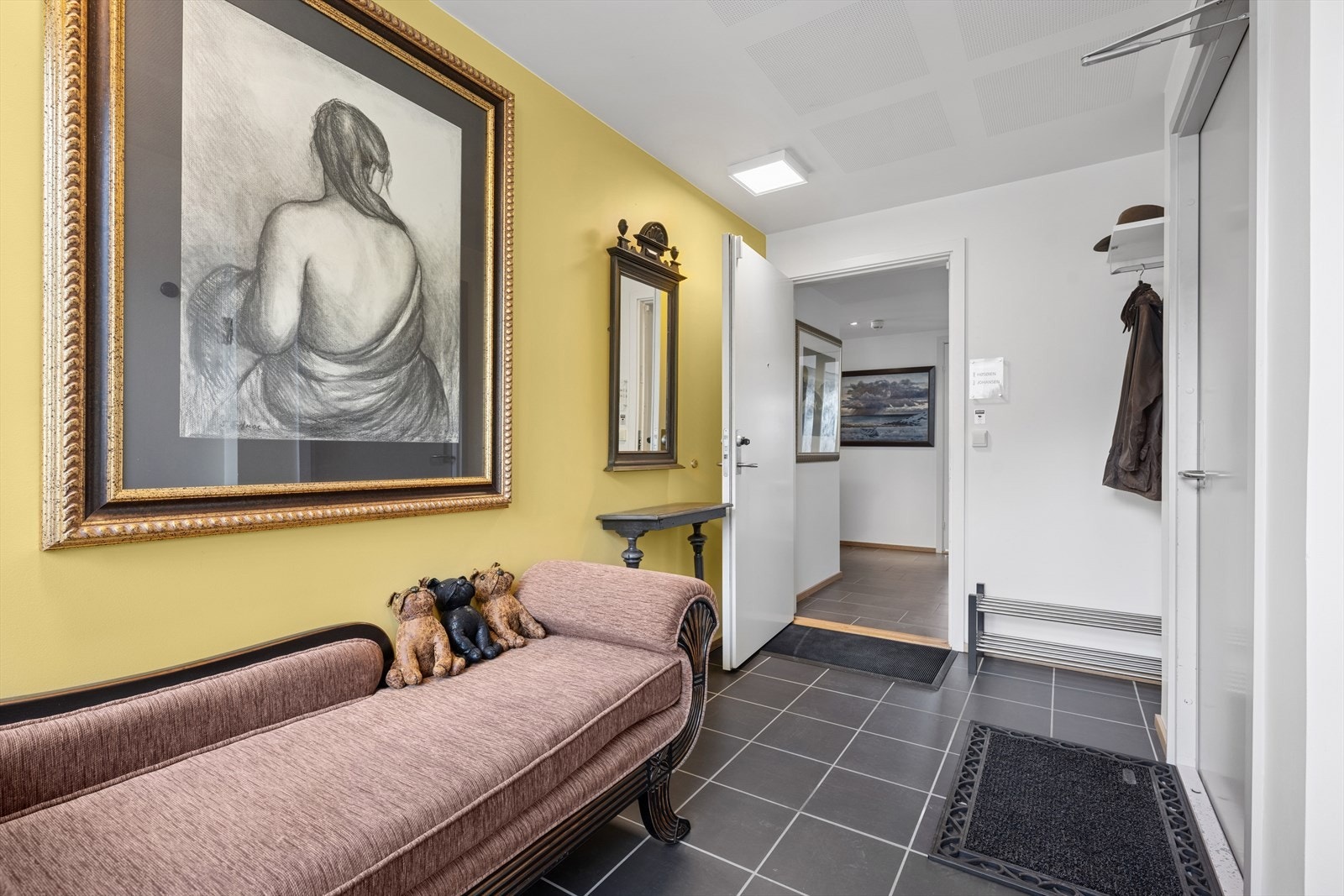 Denne toppleiligheten er eneste seksjon i etasjen, dette har gitt selger mulighet til å innrede i gang mellom trappegang/heis og leilighet. Galleribilde