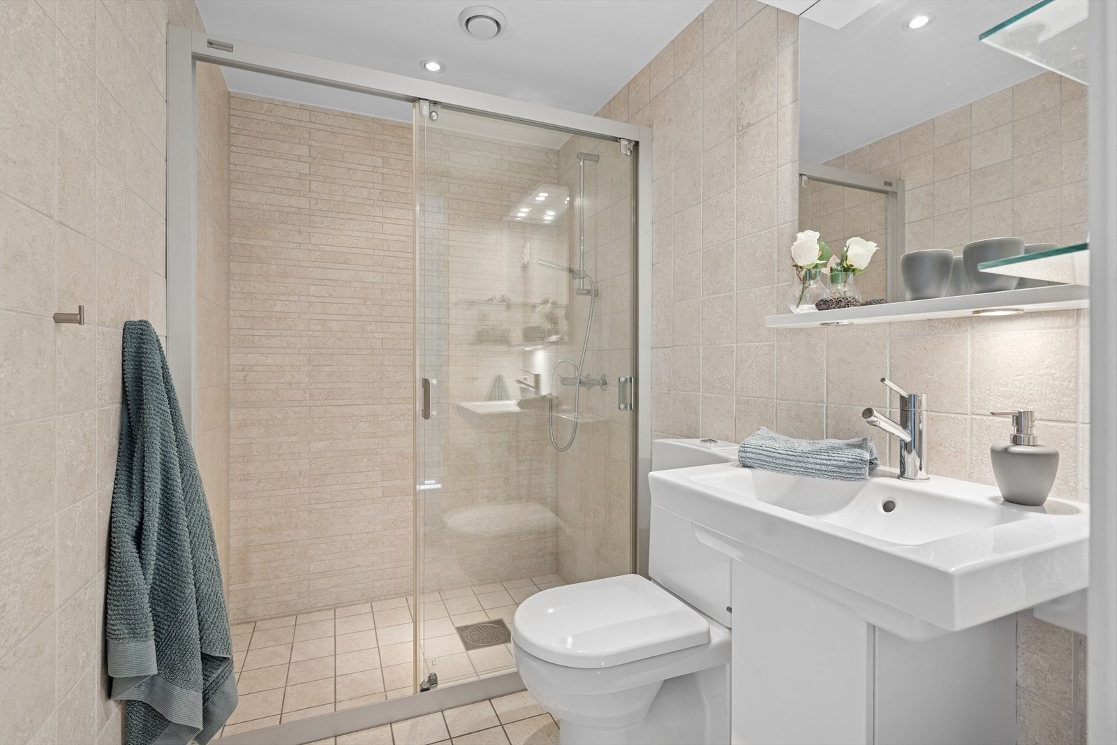 Det andre badet har dusjnisje, toalett og en lys servantinnredning med speil. Galleribilde