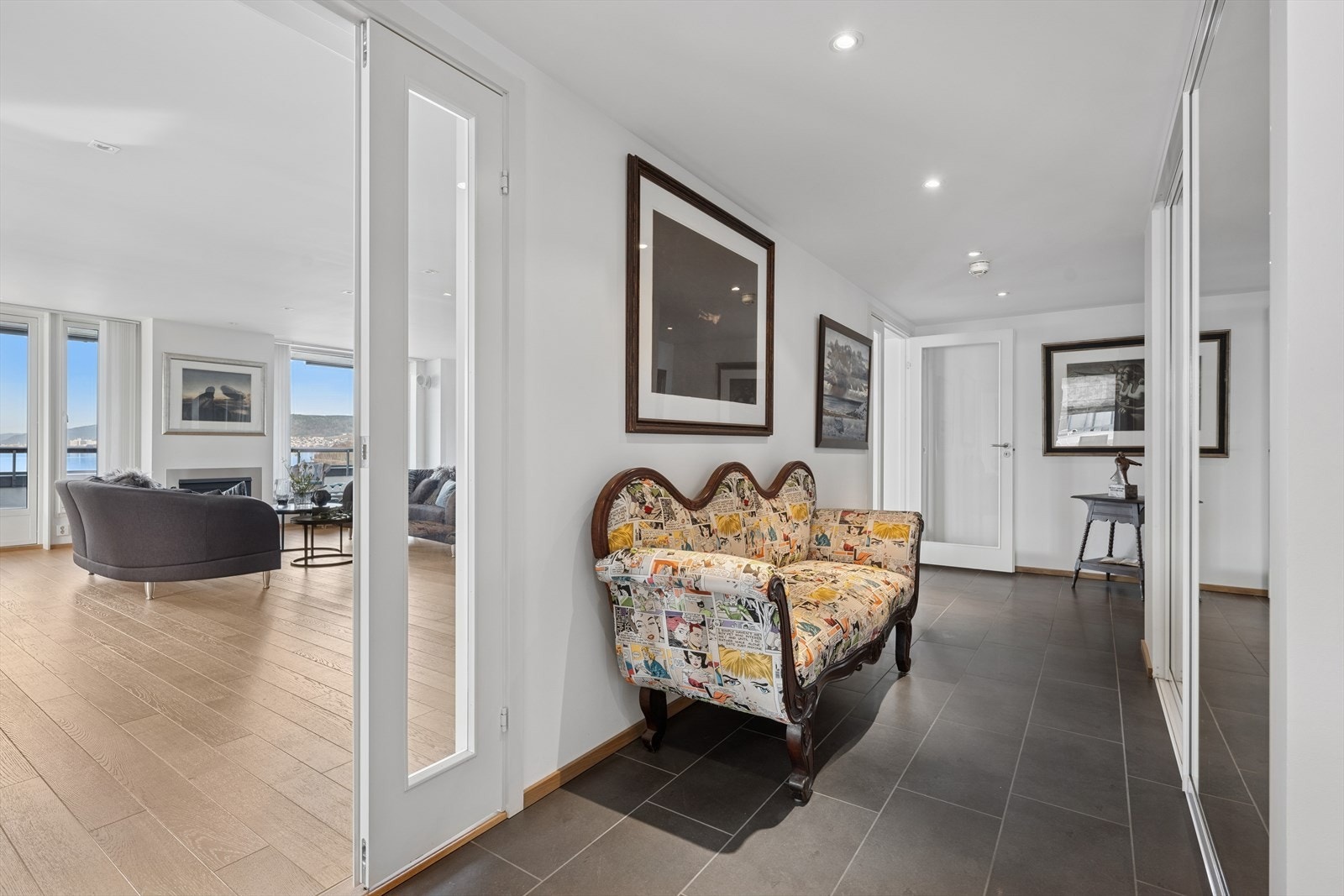 Romslig gang med skyvedørsgarderobe Galleribilde