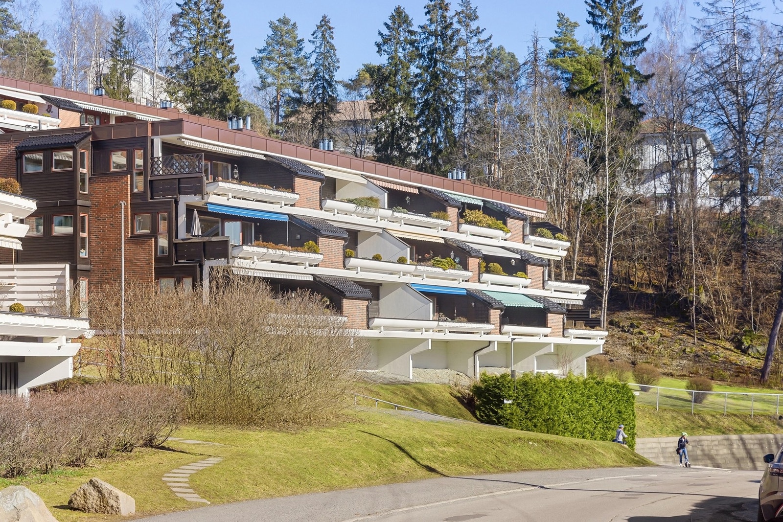 Hoffsjef Løvenskiolds vei på Ullern tilbyr en ettertraktet beliggenhet som kombinerer rolige omgivelser med nærhet til både byliv og natur. Galleribilde