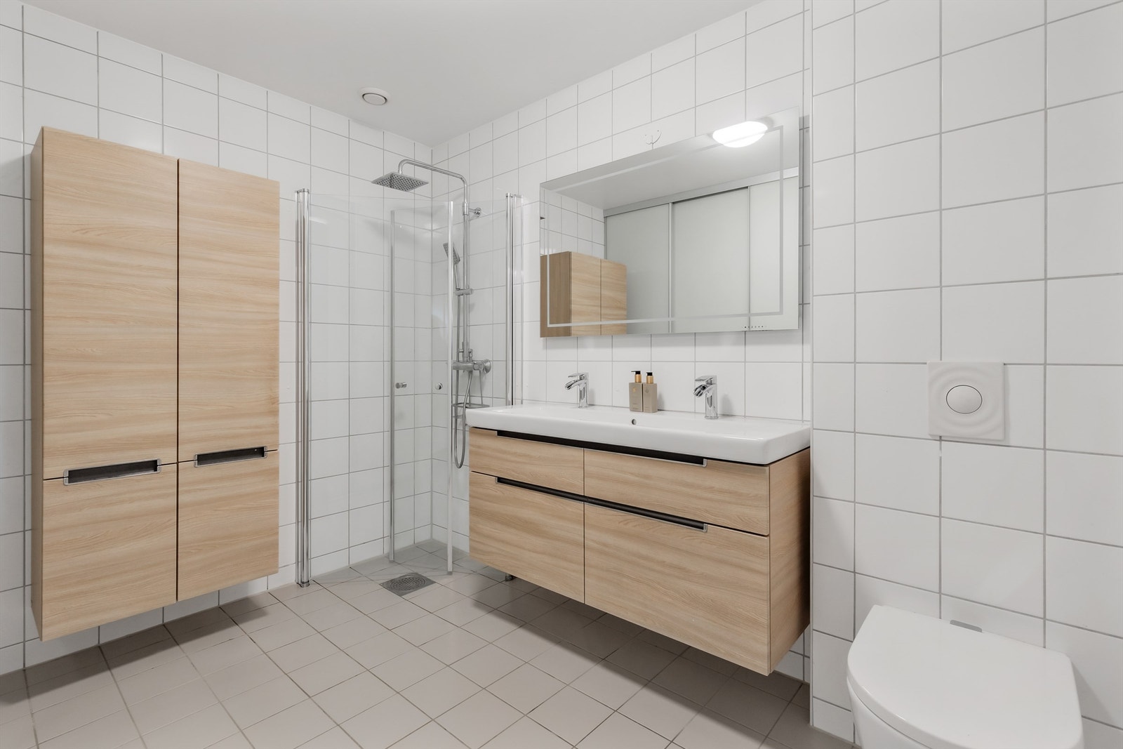 Et av boligens to bad ligger i underetasjen med baderomsinnredning fra Villeroy og Boch. Badet er videre innredet med flislagt på gulv og vegger med elektrisk gulvvarme. Galleribilde