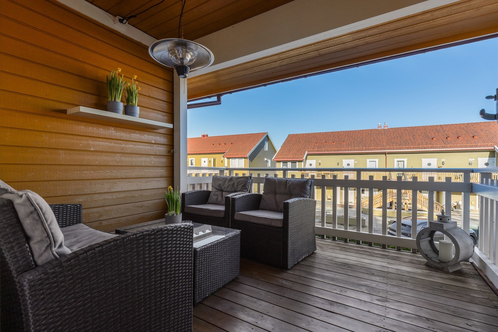 Balkongen er perfekt for å nyte en morgenkaffe i ro og fred, eller for å spise frokost på årets varmere dager. Galleribilde