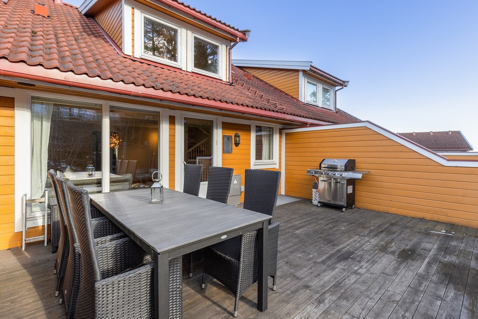 Det er rikelig med plass til å innrede med ønsket utemøblement. Man kan også dele plassen inn i soner med utesofa i en del og spisegruppe i en annen. Galleribilde