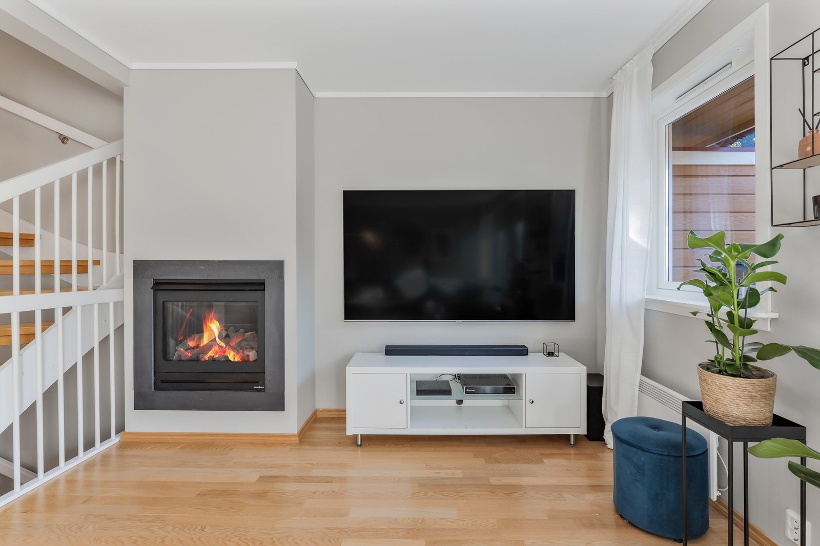 Det er en gasspeis i stuen, som det ble utført service på i mars. Perfekt for de kjøligere dagene i løpet av året. Galleribilde