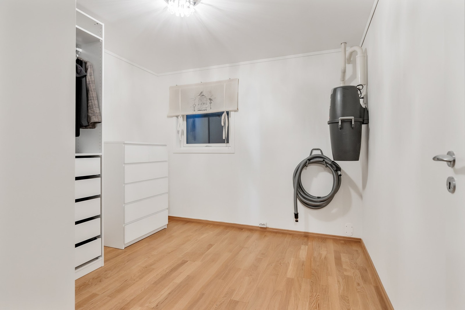 I underetasjen er det også et innredet rom som kan anvendes som for eksempel garderobe eller kontor. Galleribilde