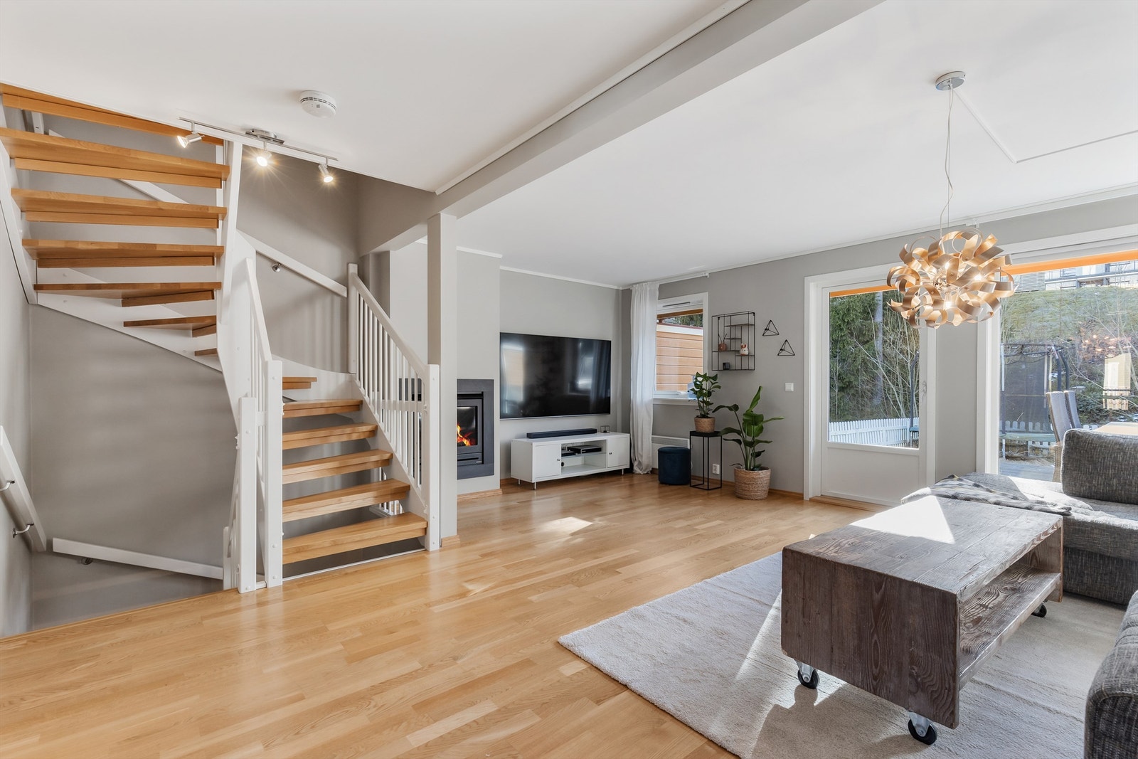 Boligens stue er av god størrelse med plass til sofa, salongbord og TV-seksjon. Her er det rikelig med lysinnslipp fra store vindusflater. Galleribilde