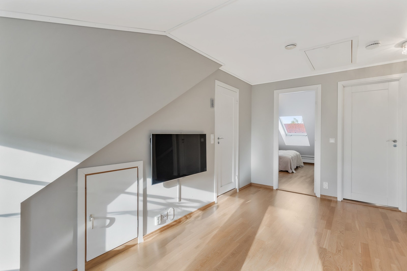 Boligens øverste etasje er en perfekt sone for barna, med en stor loftstue som kan brukes etter flere ulike behov. Galleribilde