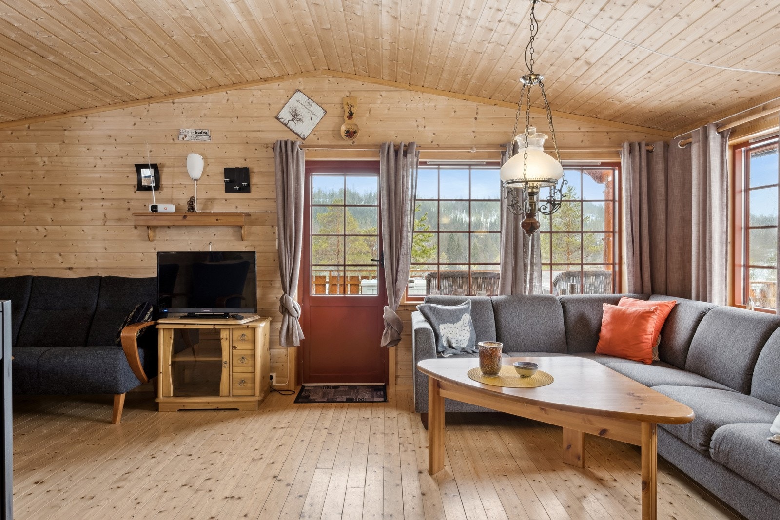 Hytta selges fullt møblert, og det kan også være muligheter for å overta utemøbler også Galleribilde