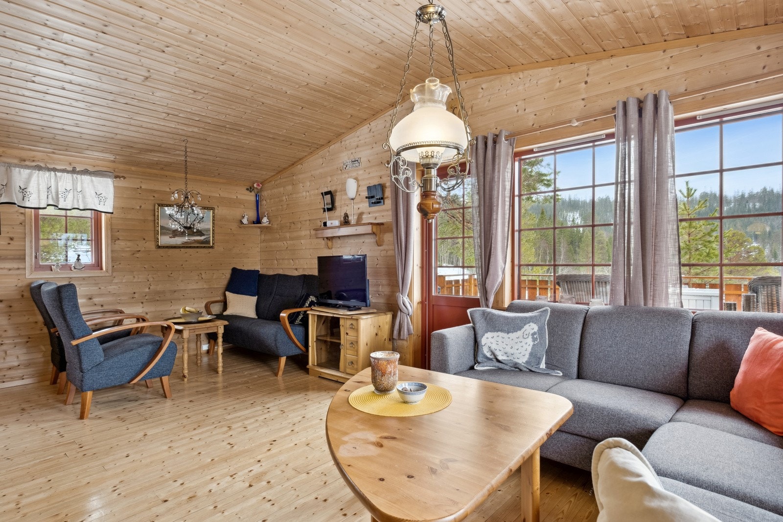 Lys og trivelig stue med god plass til møblering i flere soner Galleribilde