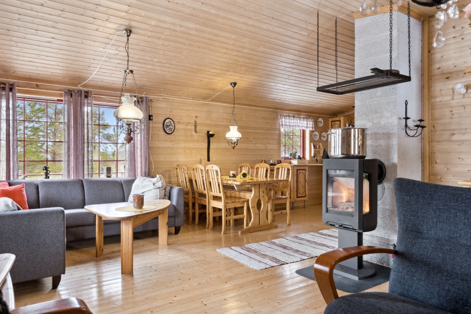 Vedovnen sørger for jevn og god varme, i tillegg til at den er fint møbel i stua Galleribilde