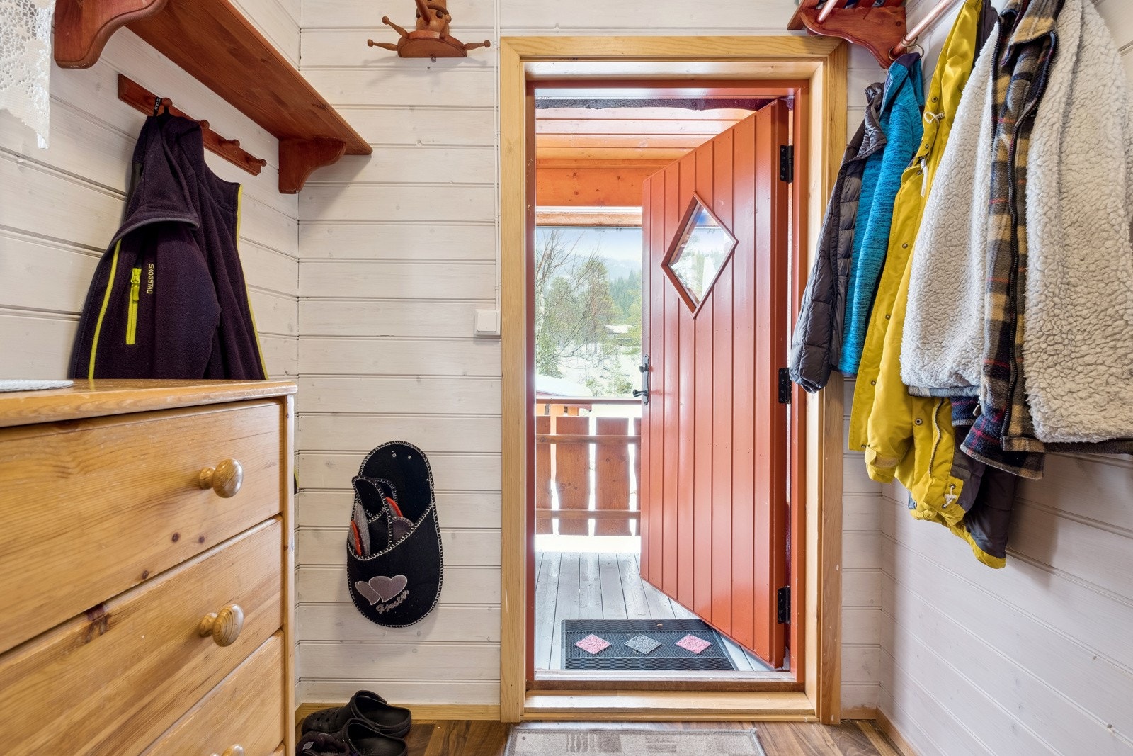 God plass til yttertøy og sko i entreen Galleribilde
