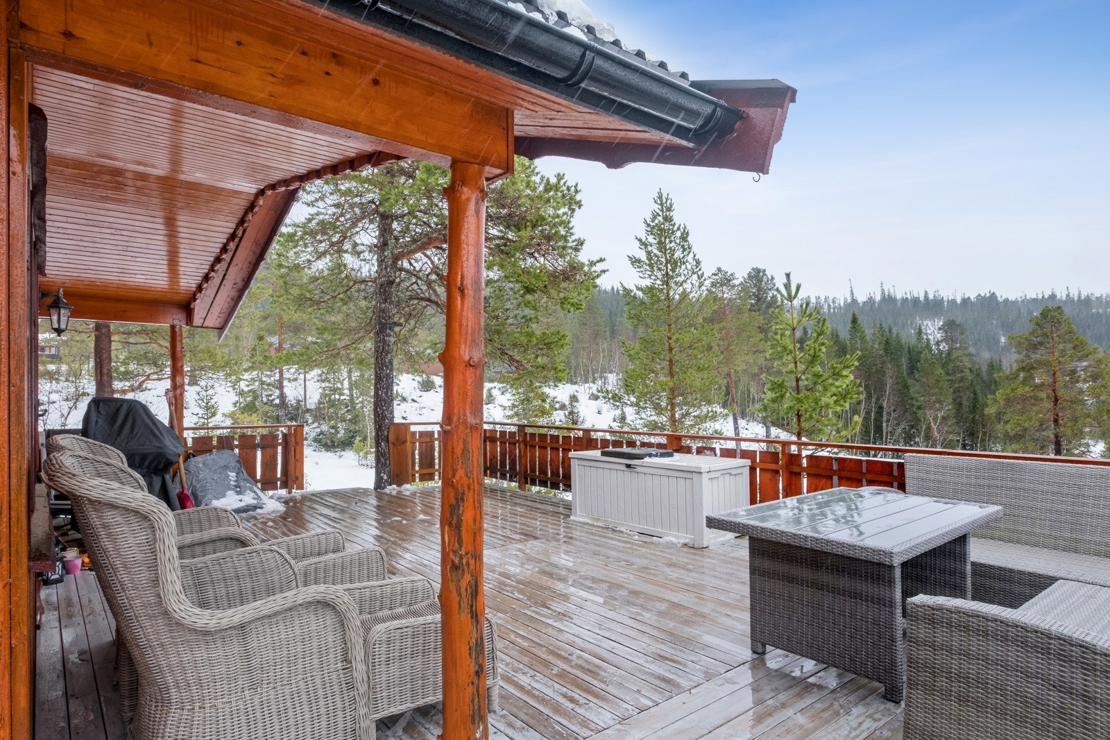 Hytta ligger på et høydedrag slik at man får fine sol- og utsiktsforhold Galleribilde