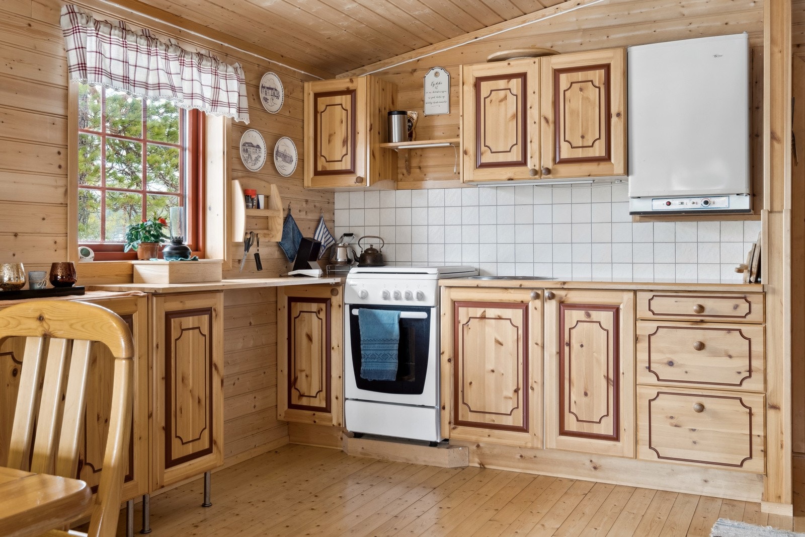 Solid og fint kjøkken med relativt godt med skap- og benkeplass Galleribilde