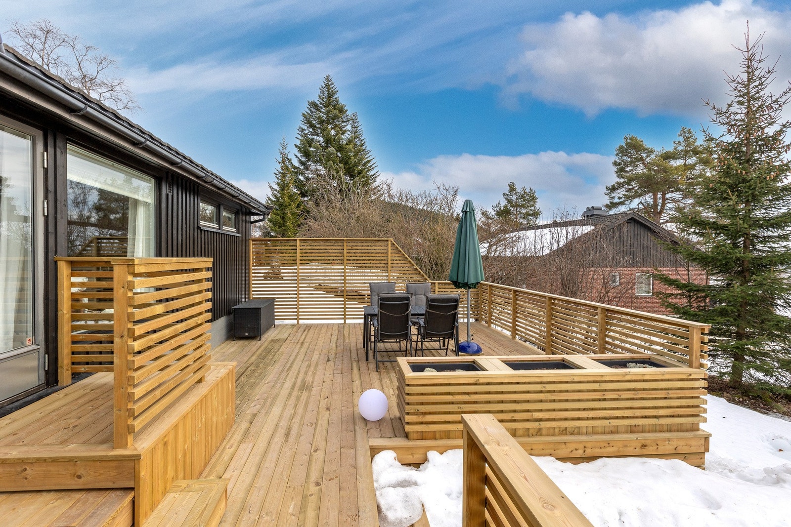 Terrassen går over flere nivåer og har levegger, lite innsyn her. Galleribilde