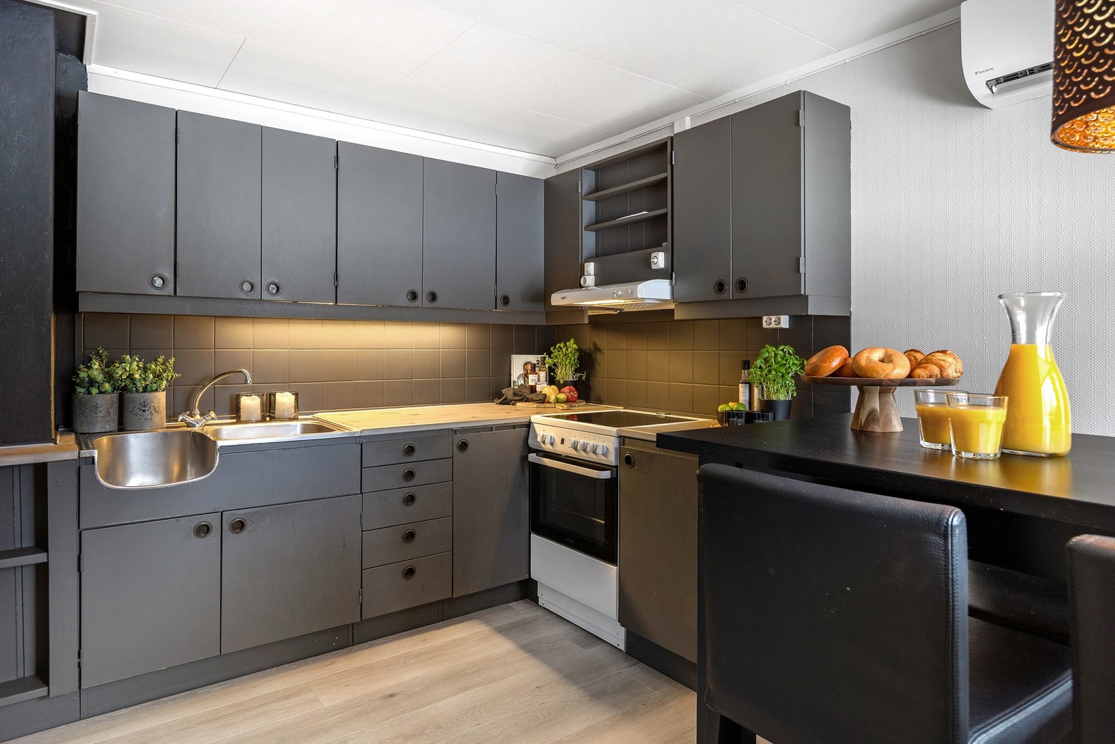 Nyere varmepumpe er plassert på vegg Galleribilde