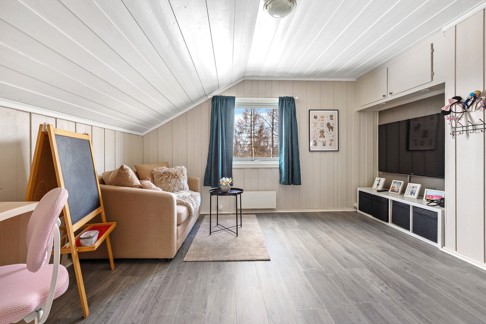 Et gjennomgående rom, benyttes som ekstra tv-stue, ungdomsrom. Galleribilde