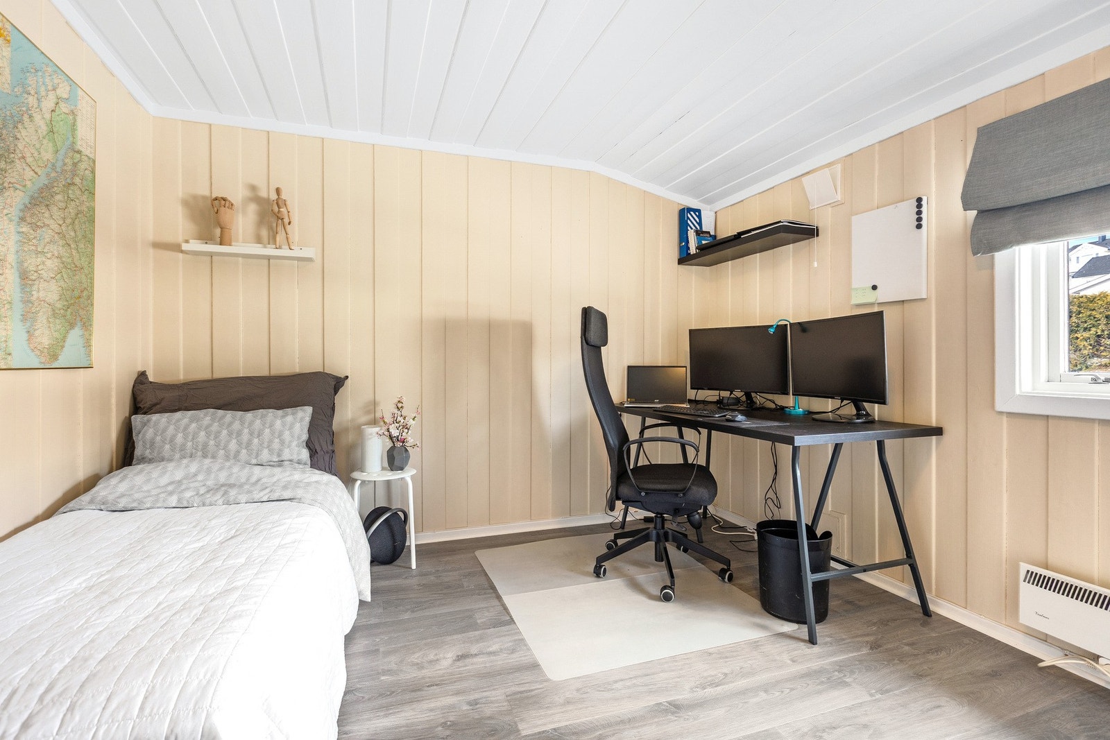 Det er 4 soverom i boligen, dette soverommet ligger innenfor stuen i 1.etasje og benyttes i utgangspunktet til kontor Galleribilde