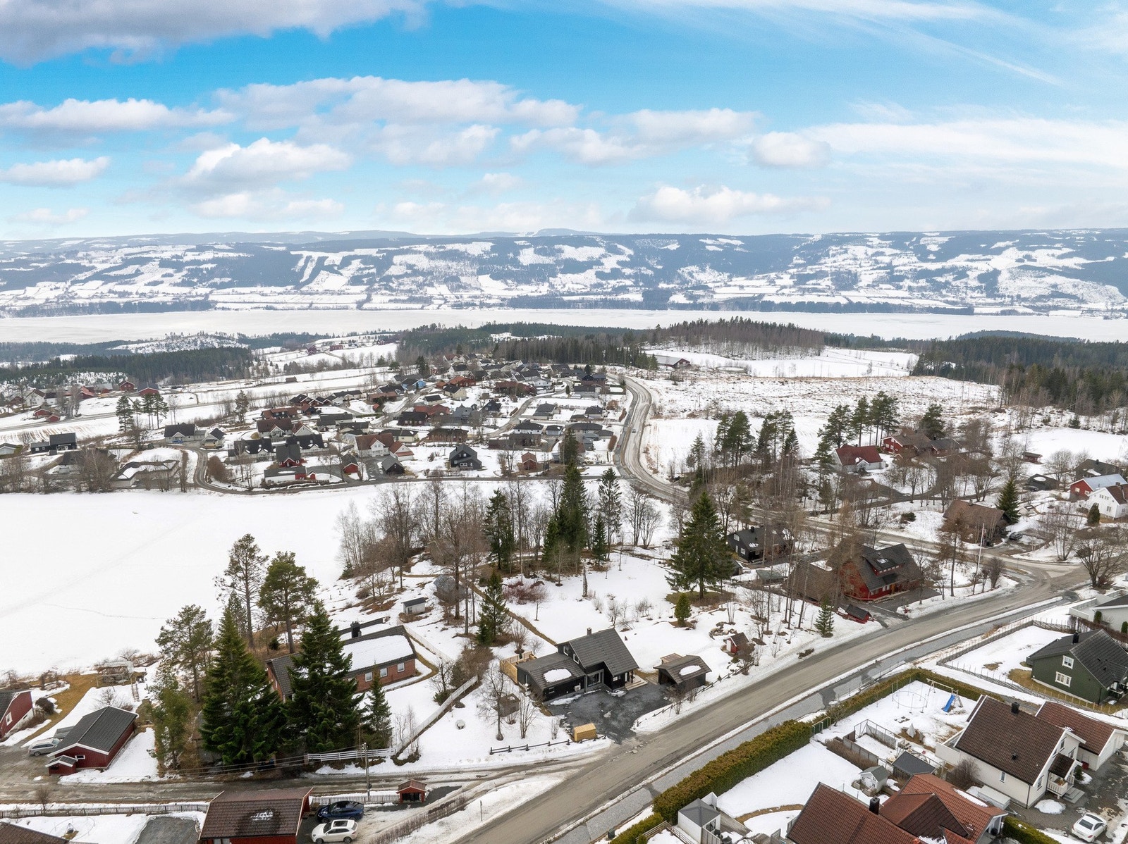 Kort veg ned til bygda, bussen passerer i krysset rett bortenfor Galleribilde