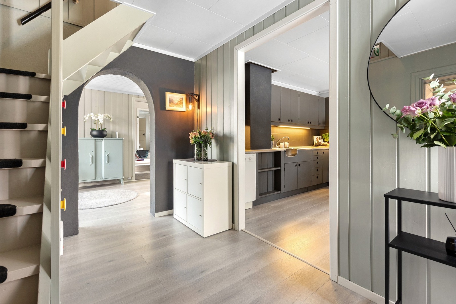 Gangen, videre inn til enten kjøkken, stue eller trappa opp til 2.etasje Galleribilde