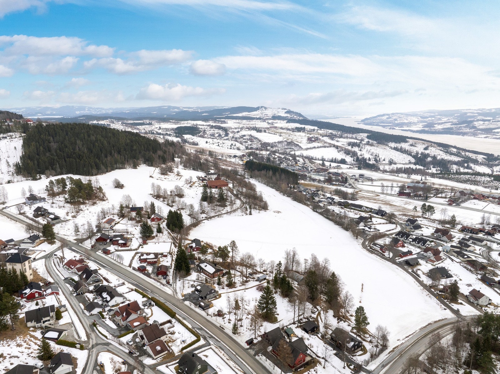 Her kan man skimte Ulveløypa med liten skiheis, ypperlig bakke for den yngre garde Galleribilde